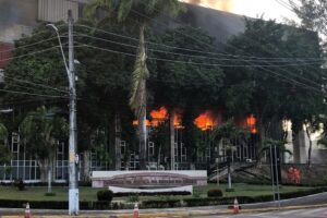Fogo no TJCE - Um incêndio atinge o Tribunal de Justiça do Ceará, em Fortaleza, nesta segunda (6). Chamas teriam se iniciado no almoxarifado