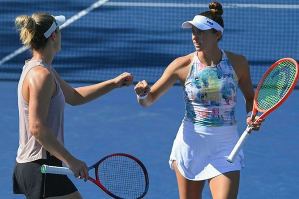 Luisa Stefani (frente) durante partida de tênis ao lado da canadense Gaby Dabrowski