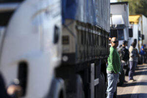 Senado aprova medida que afrouxa regras de pesagem de caminhões