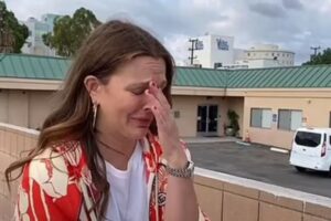Drew Barrymore chora ao visitar a clinica psiquiátrica onde ficou internada