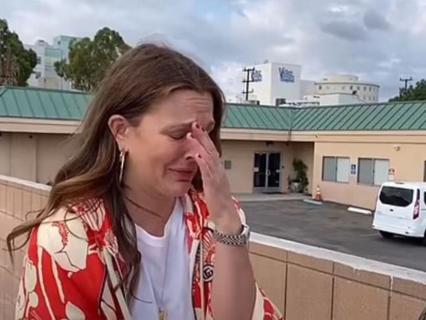 Drew Barrymore chora ao visitar a clinica psiquiátrica onde ficou internada