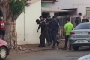 Um homem foi preso suspeito de matar um cão a facadas e queimar o corpo do animal. O caso ocorreu em Paranaiguara, interior de Goiás. (Foto: reprodução/TV Anhanguera)