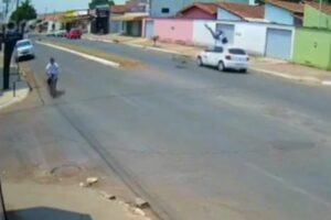 Ciclista é arremessado e gira no ar depois de ser atingido por carro em Itaberaí - Vídeo