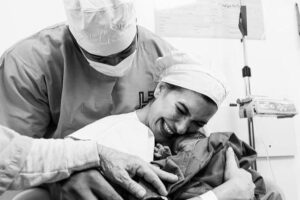 Menina nasceu em Salvador, via parto normal, pesando 2,8 quilos. Lorena Improta mostra rosto da filha com Léo Santana em fotos do parto