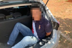 Homem preso em viatura - Suspeito de matar conhecido com 13 facadas após briga de bar em Anápolis foi preso em Pirenópolis. Homem estava na casa de parentes