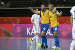 Ferrão e Rodrigo comemoram gol do Brasil na Copa do Mundo de Futsal