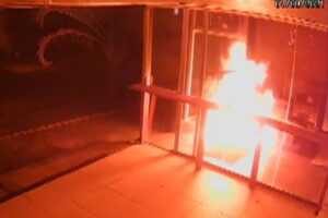 Barbearia pega fogo e fica destruída no Setor Bueno em Goiânia