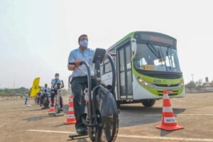 "Cria consciência coletiva no trânsito", diz ciclista sobre ação com motoristas de ônibus