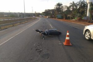 Motociclista fica em estado gravíssimo após bater na traseira de caminhonete na GO-070, em Goiânia
