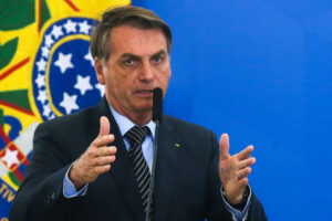 Bolsonaro faz gesto de mensuração com as mãos abertas uma diante da outra
