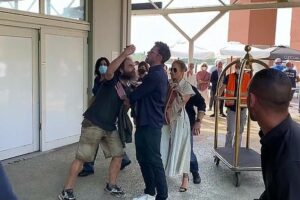 Ben Affleck empurra fã que tentou tirar selfie com Jennifer Lopez