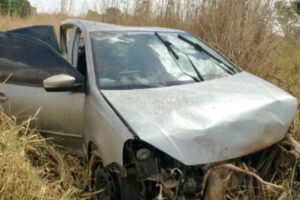 Um motorista dormiu ao volante e capotou o carro na BR-364, em Jataí, na região Sudoeste de Goiás