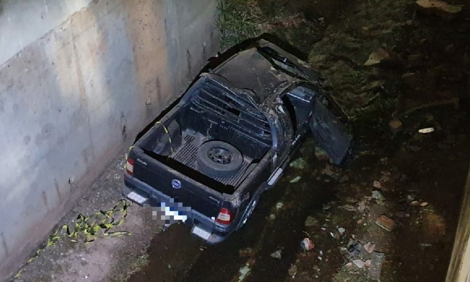 Motorista perde o controle e carro cai no córrego Pirapitinga, em Catalão (Foto: ZapCatalão)