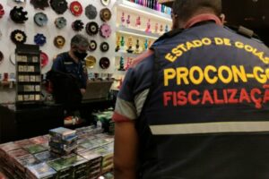 Procon Goiás apreende 155 cigarros eletrônicos durante fiscalização em tabacarias e distribuidoras de bebidas