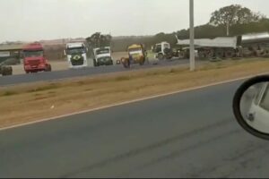 Caminhões fazem bloqueio de trecho da GO-020, entre Goiânia e Bela Vista