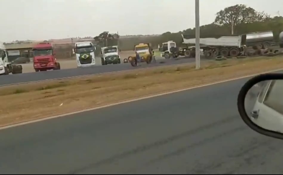 Caminhões fazem bloqueio de trecho da GO-020, entre Goiânia e Bela Vista