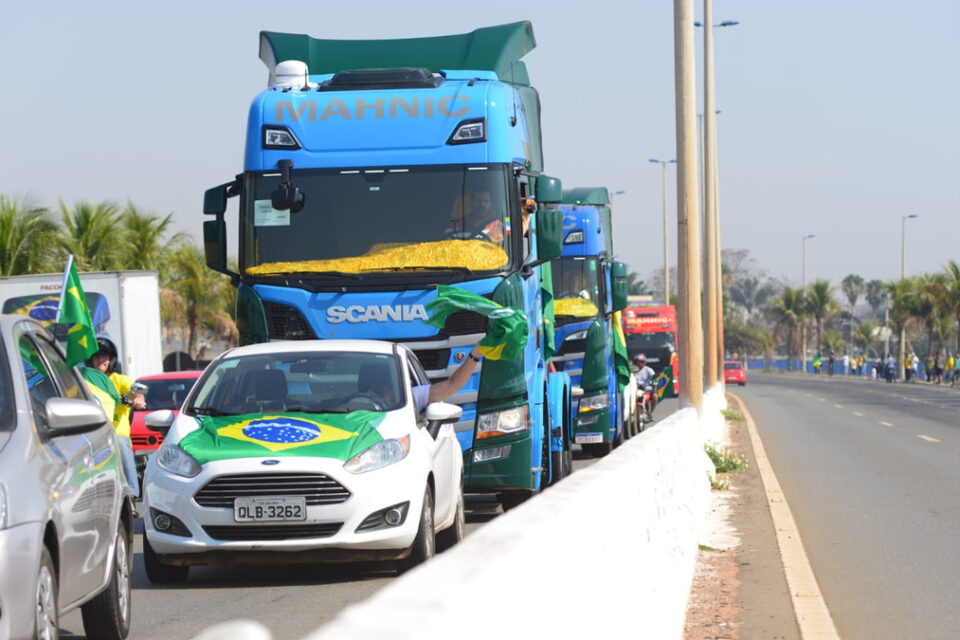 Carros e caminhões se juntam a "motociata" pró-Bolsonaro em Goiânia