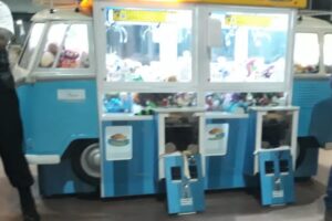Suspeita de arrombar máquinas de pegar pelúcias para furtar dinheiro é presa em Goiânia (Foto: GCM)