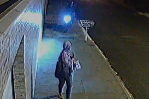 Motociclista persegue mulher a noite na calçada - Roubo a transeunte em Aparecida de Goiânia