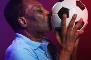 Pelé dá um beijo em uma bola de futebol