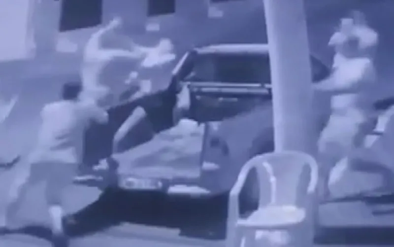 Homem bate na tia da ex-esposa e é agredido por familiares da vítima, em Piracanjuba (Foto: Reprodução/TV Anhanguera)