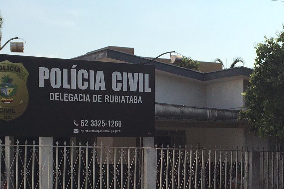 A Polícia Civil prendeu mulher de 50 anos suspeita de abusar sexualmente da sobrinha, 11 anos, enquanto a criança passava alguns dias na casa dela, em Rubiataba, no Centro de Goiás. - Suspeita de abusar da sobrinha de 11 anos é presa em Rubiataba