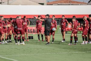 Jogadores do Atlético-GO reunidos no meio do gramado