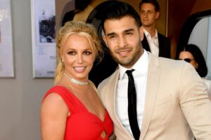 Cerimônia unirá a cantora e Sam Asghari não teve data divulgada. Britney Spears diz que Donatella Versace está fazendo seu vestido de noiva Britney Spears fica noiva de Sam Asghari após quatro anos de namoro
