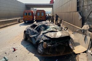 Carro cai de viaduto em Goiânia e motorista fica em estado grave (Foto: Divulgação - CBMGO)