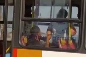Discussão dentro de ônibus - Motorista dá "bronca" em passageiro sem máscara em ônibus do transporte coletivo de Goiânia