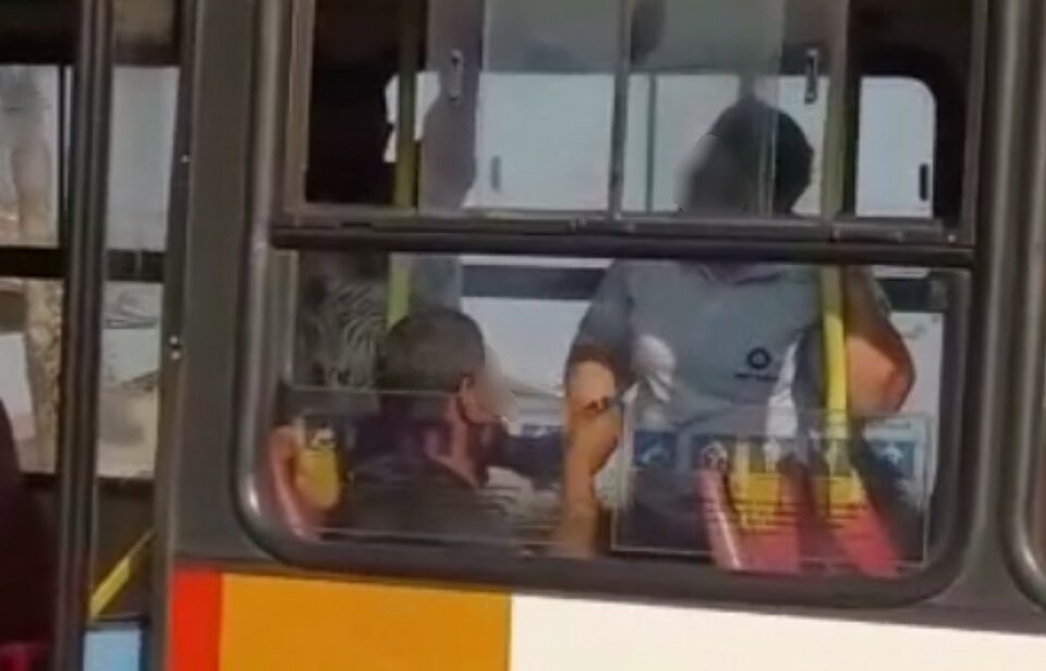 Discussão dentro de ônibus - Motorista dá "bronca" em passageiro sem máscara em ônibus do transporte coletivo de Goiânia