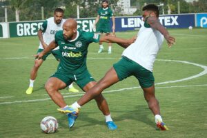 Fellipe Bastos tenta sair da marcação de Bruno Mezenga no treino do Goiás