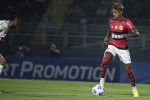 Bruno Henrique tenta passar pelo marcado no jogo do Flamengo