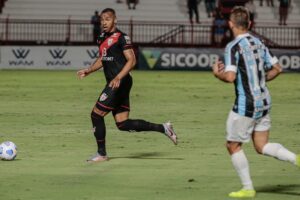 Marlon Freitas domina a bola no jogo contra o Grêmio