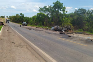 Morre motorista de acidente entre carro e carreta na BR-153, em Uruaçu