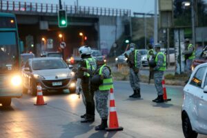 Policiais trabalham em quarentena no Chile. que foi suspensa nesta sexta-feira