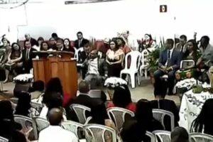Vídeo mostra momento em que pastor tem AVC durante culto