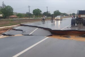 A rodovia precisou ser interditada no Quilômetro 180, sentido Bahia. Chuva provoca desmoronamento e BR-020 é interditada em Alvorada do Norte