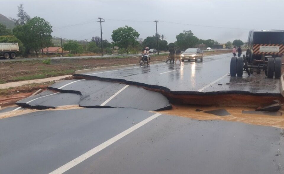 A rodovia precisou ser interditada no Quilômetro 180, sentido Bahia. Chuva provoca desmoronamento e BR-020 é interditada em Alvorada do Norte