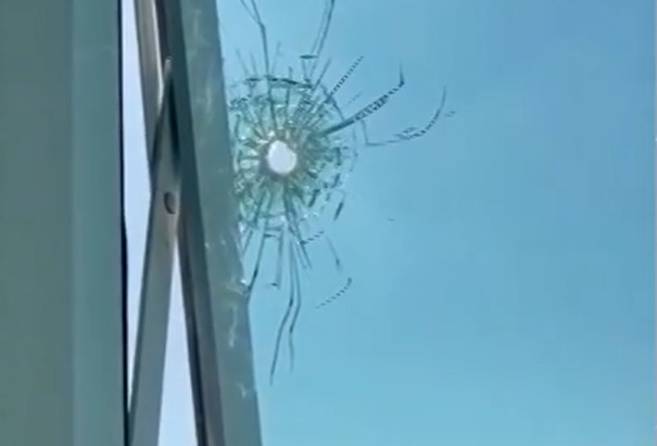 Buraco feito pelo projétil de arma de fogo que atingiu apartamento no Setor Marista (Foto: Reprodução - TV Anhanguera)