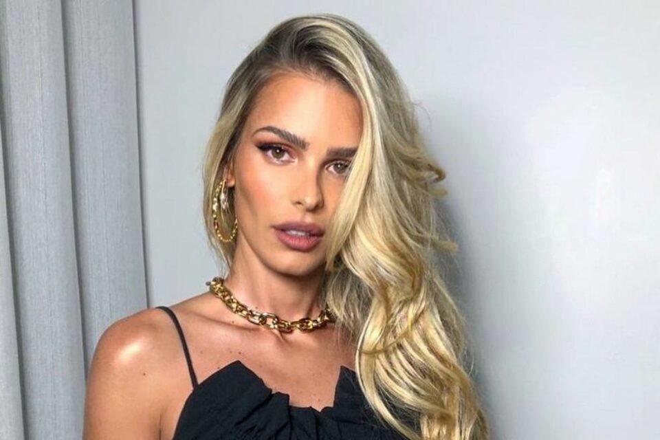 Yasmin Brunet Mostra Tatuagens Escondidas Ao Posar De Biquíni Foto