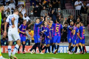 Jogadores do Barcelona comemoram gol de Piqué