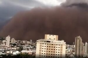 Quatro pessoas morreram durante a tempestade de poeira registrada no interior de São Paulo, na última sexta-feira (1º). (Foto: reprodução/Twitter)