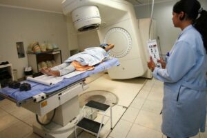 Pessoas passando por radioterapia em tratamento contra o câncer
