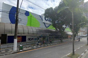 Fachada da unidade do Carrefour em Santos (72 km de SP), onde um funcionário ficou preso no elevador do estabelecimento por cerca de 36 horas, sem comer e sem beber - Reprodução/Street View