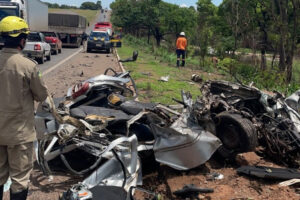Acidente entre carro e carreta deixa motorista em estado gravíssimo na BR-153, em Uruaçu