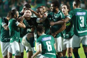 Jogadores do Goiás comemoram gol contra o CSA