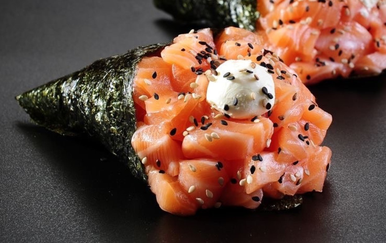 Temaki de salmão grelhado do Bonsai, opção entre as temakerias em Goiânia