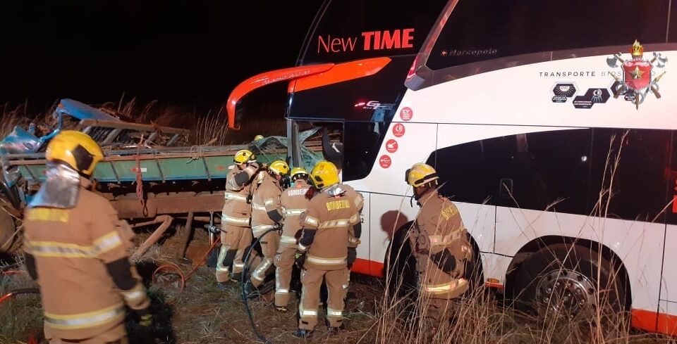 Colisão entre dois caminhões e ônibus deixa duas vítimas feridas entre Planaltina e Formosa