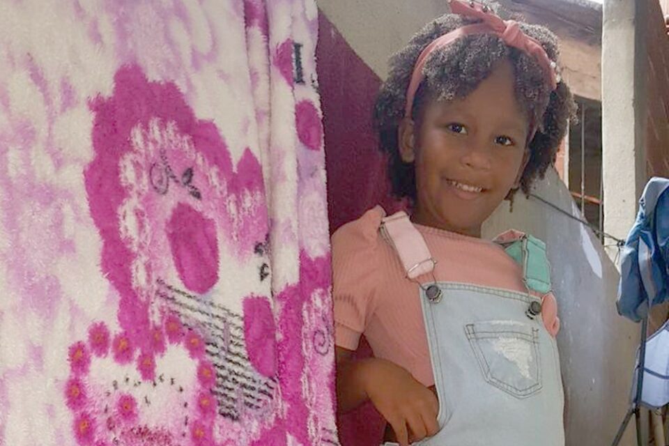 A menina Alice, morta por bala perdida no Morro do Turano (Foto: reprodução -redes sociais)